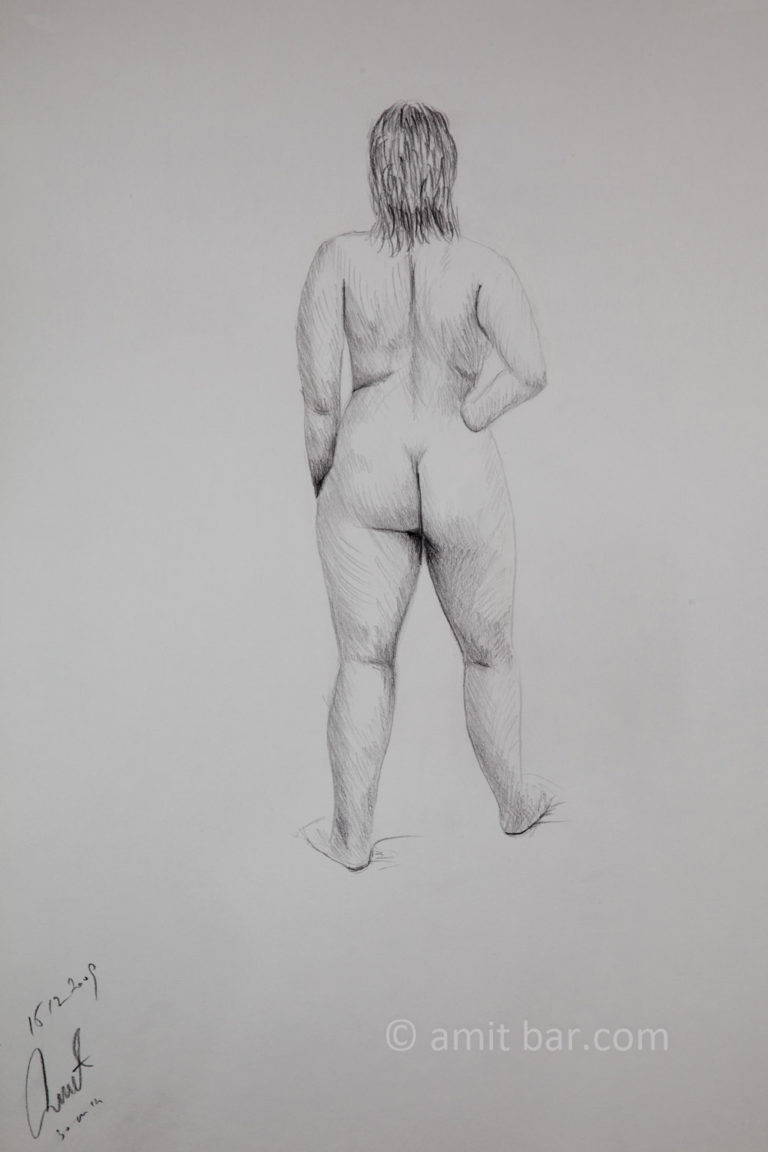 A nude model from behind with her right hand on her hip