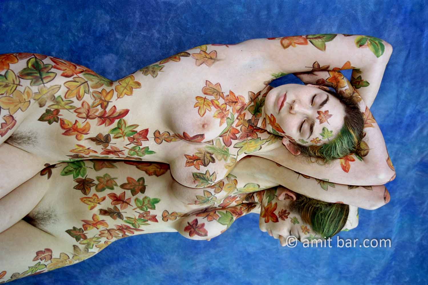 Autumn leaves body-painting II: Body-painted model with autumn leaves