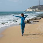 Chofim II: Carmela is walking on the beach and is entering nude to the sea, whereafter she appears blue as the sea-water. Some body-paint helped doing that...