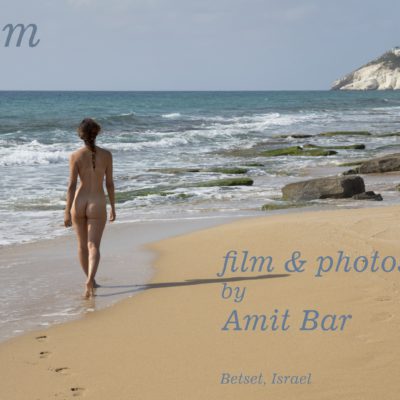Carmela is walking on the beach and is entering nude to the sea, whereafter she appears blue as the sea-water. Some body-paint helped doing that...