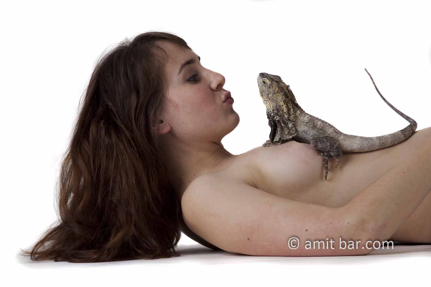 Collar lizard: Nude model with collar lizard