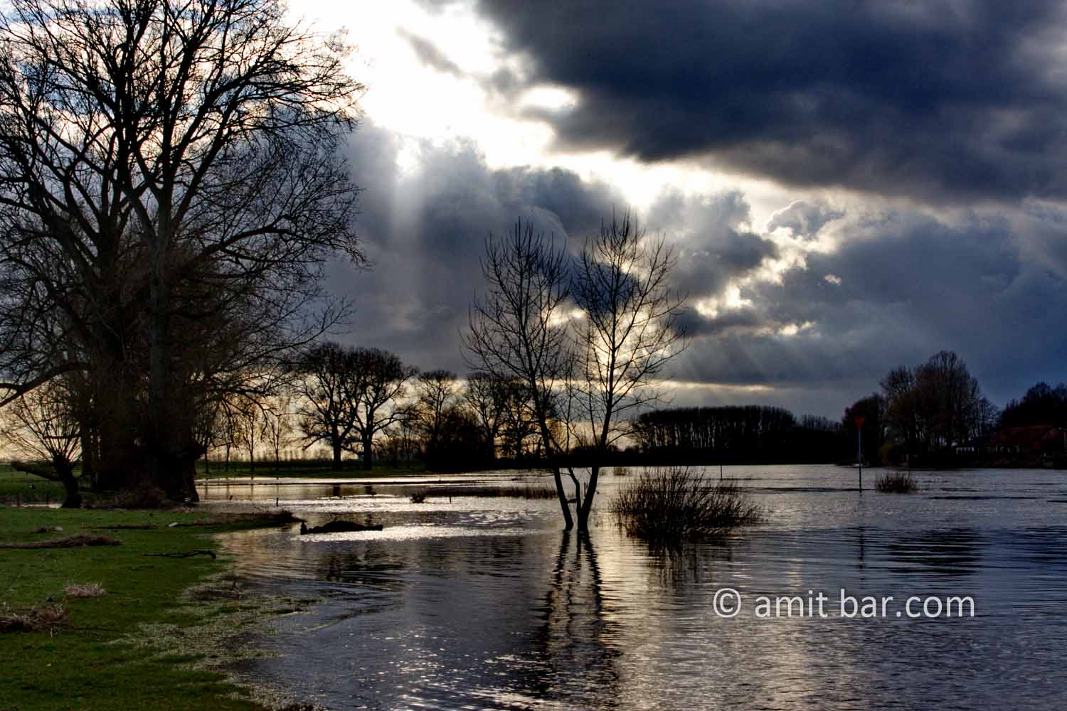 Flood on the IJssel river: Flood on the IJssel river by Doesburg