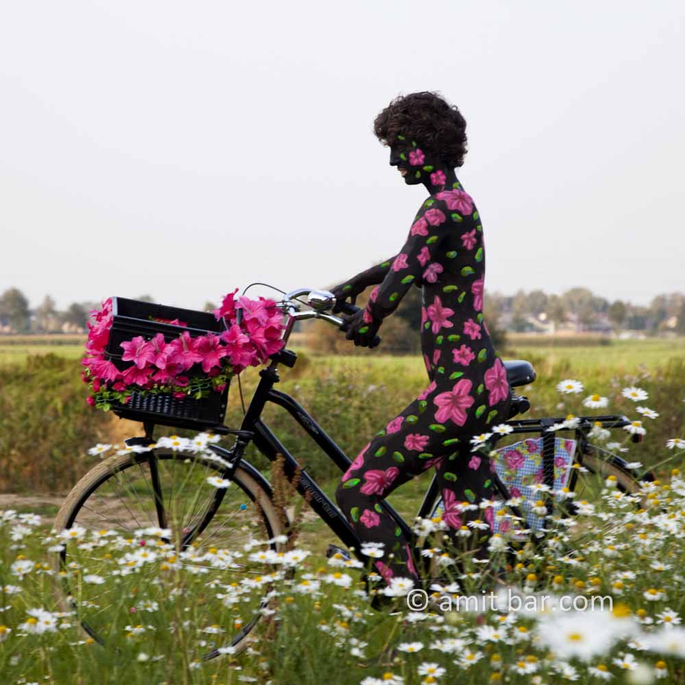 Flower girl I: Body-painted model with bicycle and pink flowers