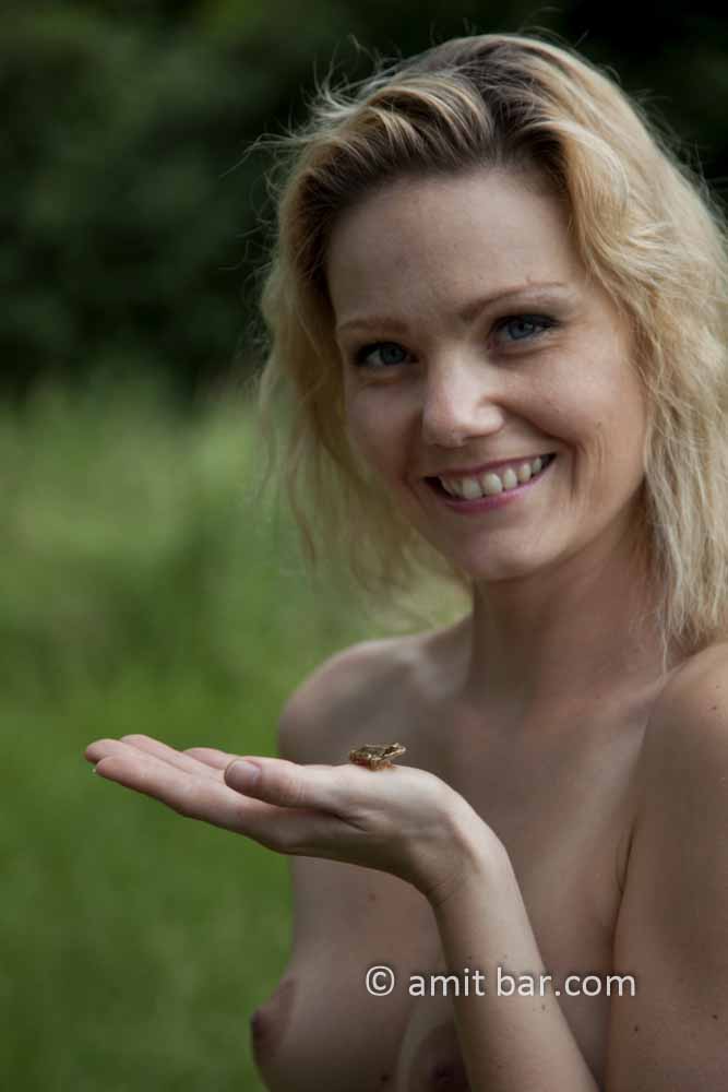 Frogs: Kiss the Prince IV: Nude model with a little frog in her hand