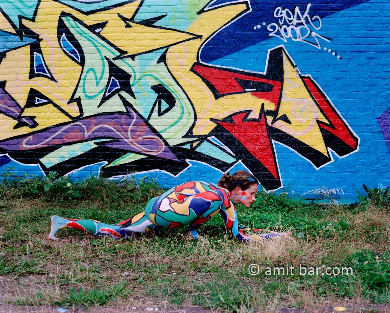 Graffity attack I: Body-painted model with graffity-wall