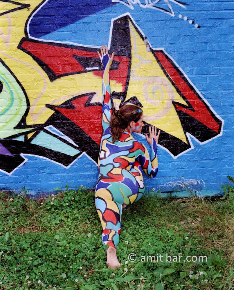 Graffity attack II: Body-painted model with graffity-wall