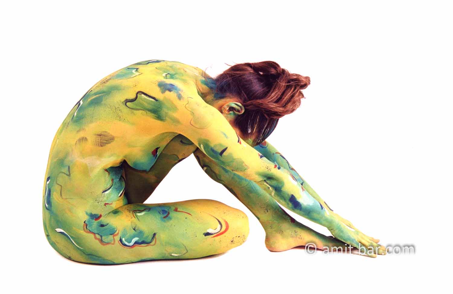 Green and yellow II: Body-painted model in green and yellow