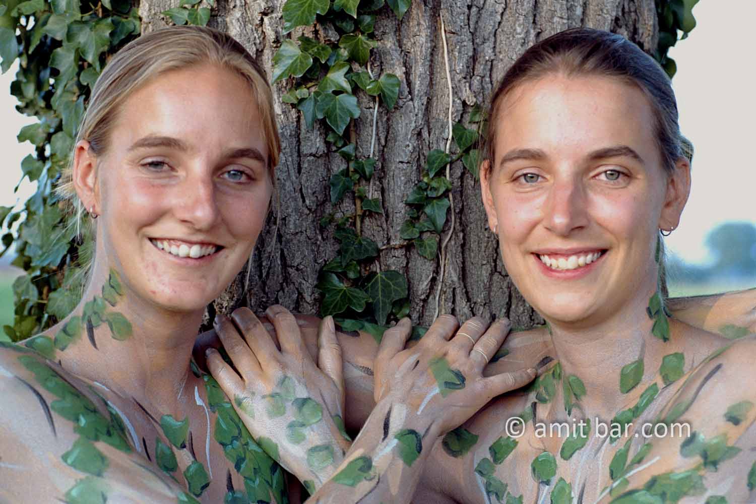 Hedera helix III: Portrait of a body-painted models in the nature