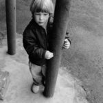 Lonely: A child between two pillars