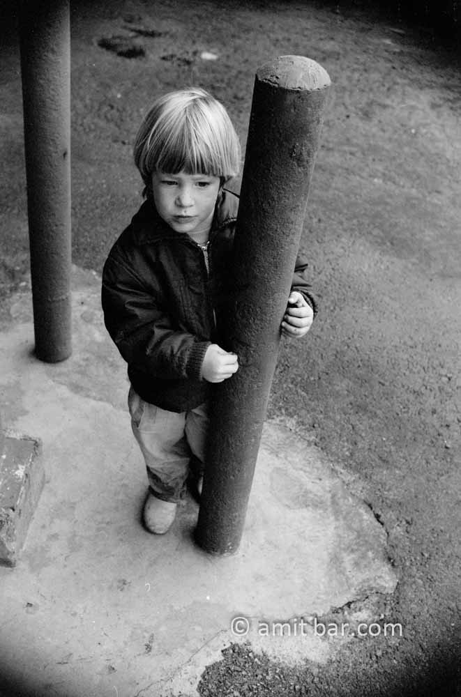 Lonely: A child between two pillars
