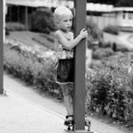 Madurodam: A boy is holding a pillar at Madurodam