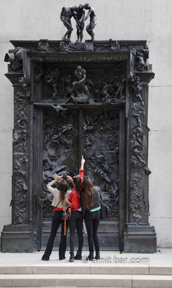 Paris: Look at THEM!: Paris snapshot: a group of three girls pointing to the sculpture of Rodin The gates of hell.