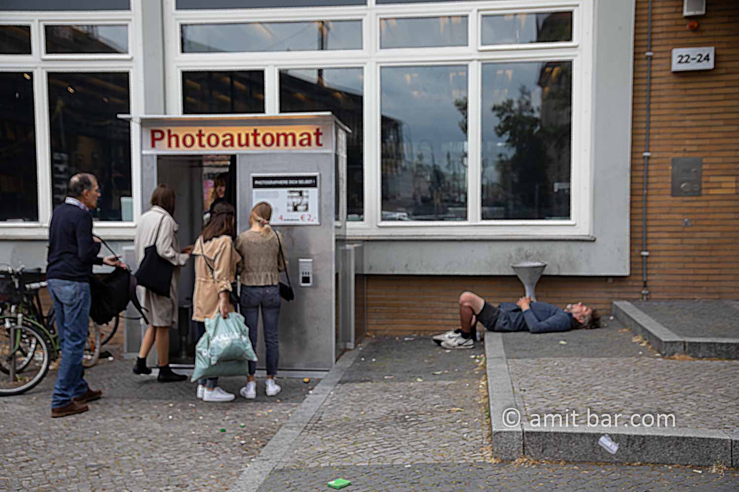 Photoautomat: A runner taking a rest for the benefit of the photo