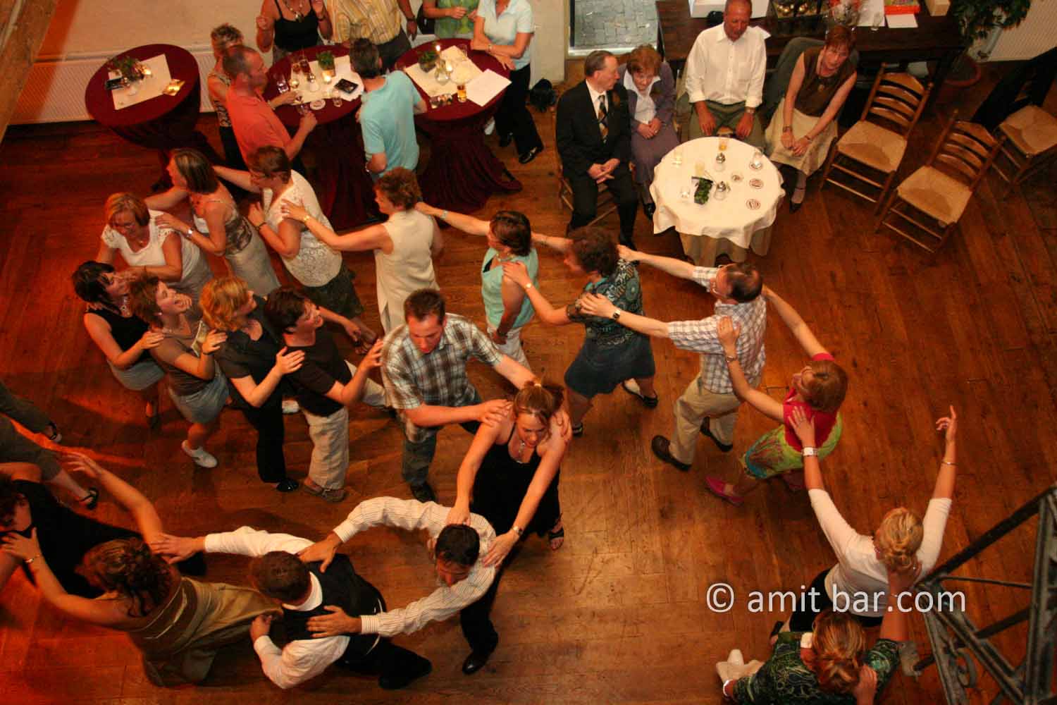 Rondo dance: Wedding feast dancers