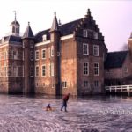 Ruurlo castle: Huize Ruurlo with ice skaters