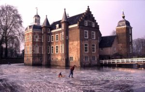Ruurlo castle: Huize Ruurlo with ice skaters