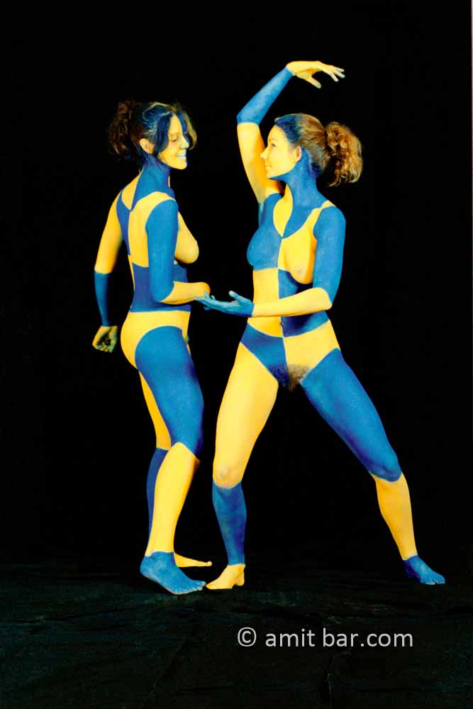 Yellow and blue: Two body-painted models in blue and yellow